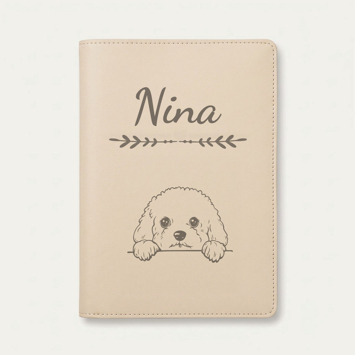 Protège carnet de santé chien personnalisé – Bichon frisé — Crème vanille — Flèche — gravure « Nina »