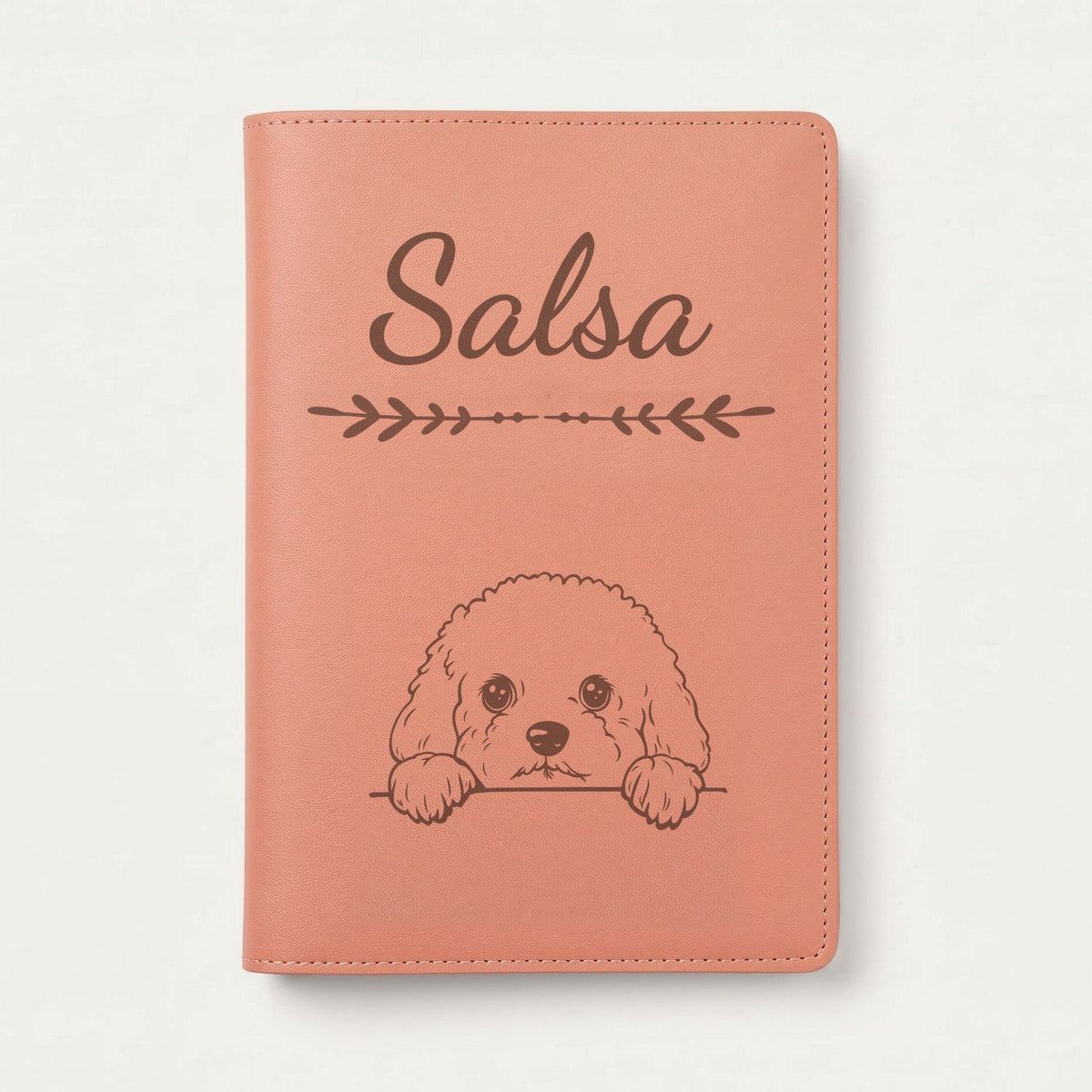 Protège carnet de santé chien personnalisé – Bichon frisé — Terracotta — Flèche — gravure « Salsa »