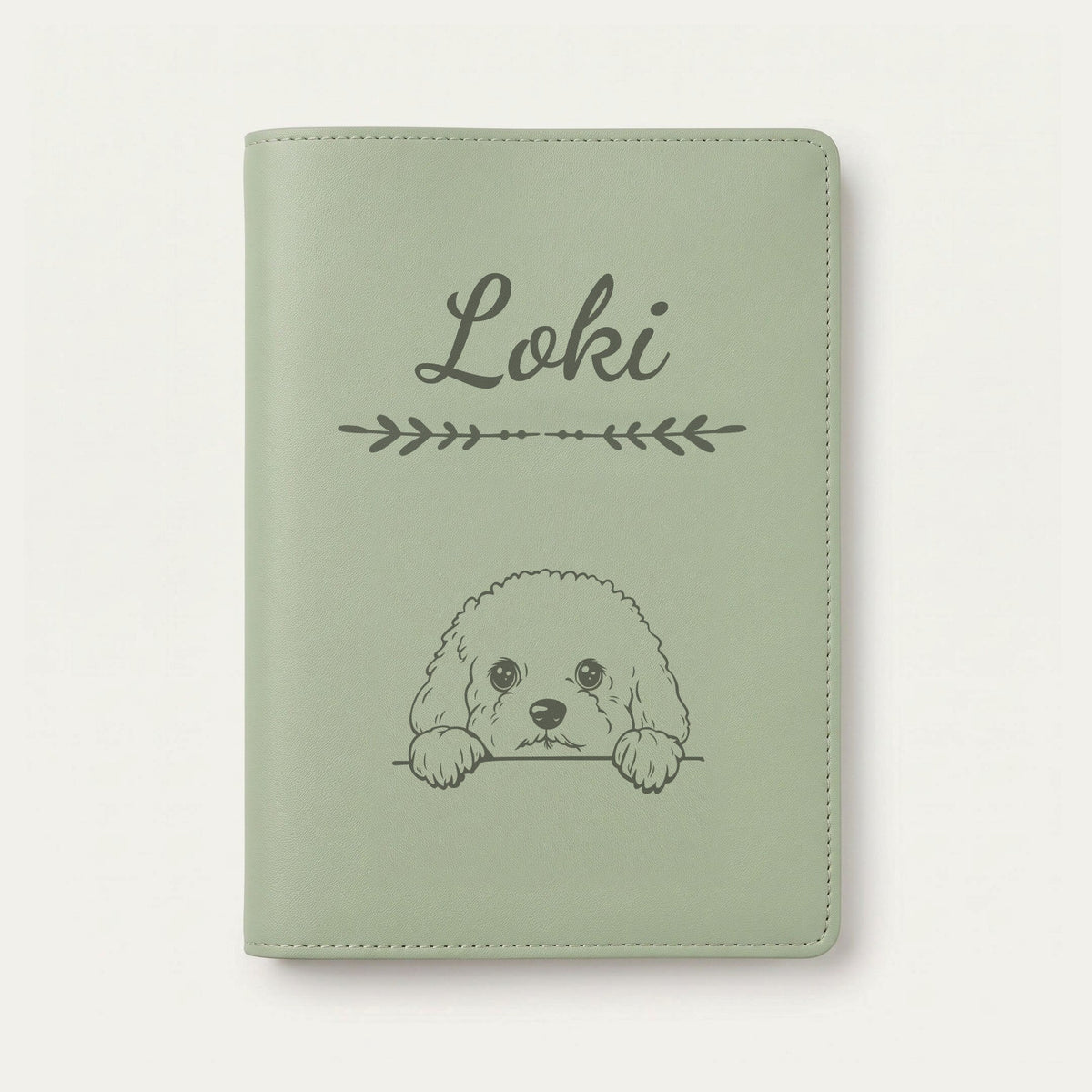 Protège carnet de santé chien personnalisé – Bichon frisé — Vert sauge — Flèche — gravure « Loki »