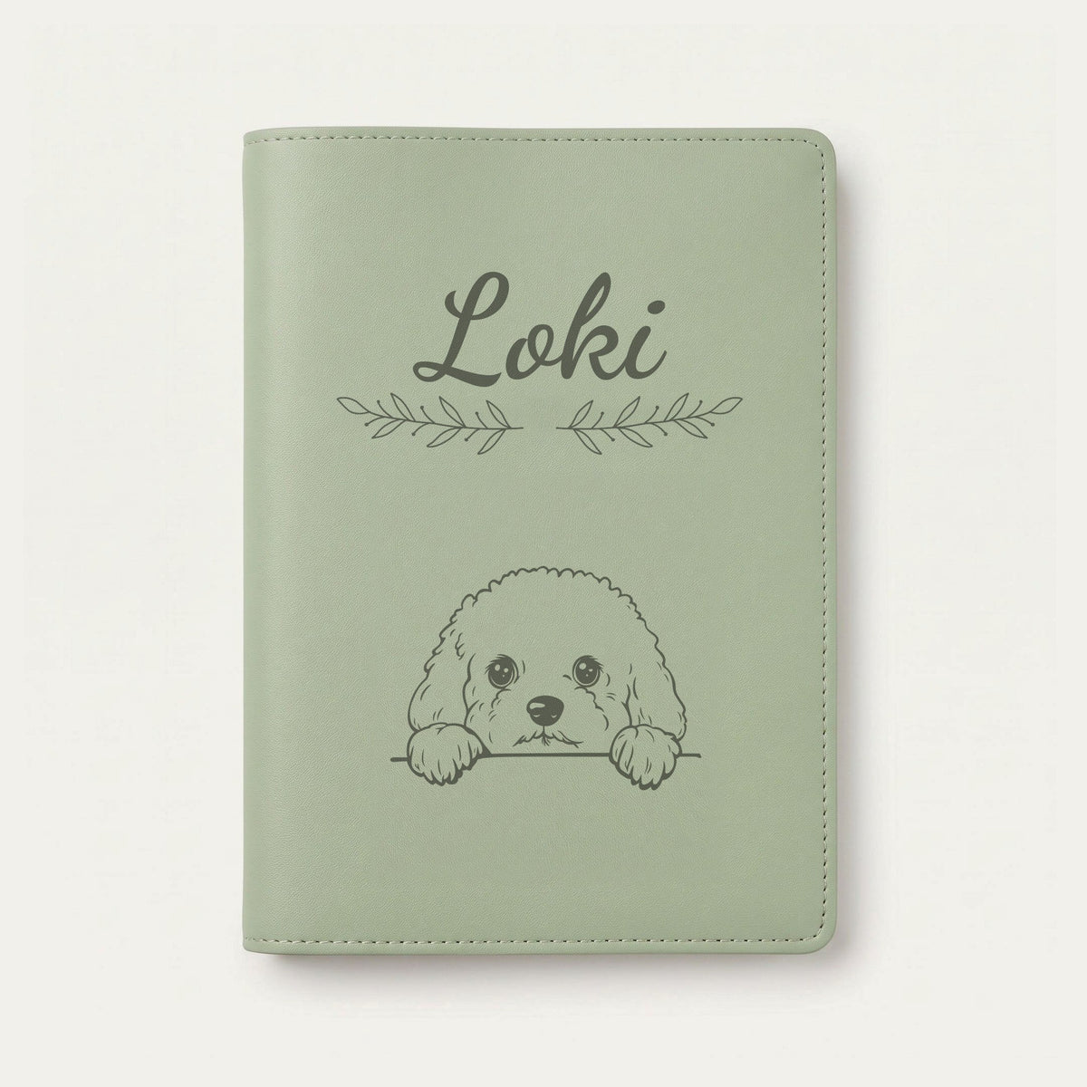 Protège carnet de santé chien personnalisé – Bichon frisé — Vert sauge — Rameaux — gravure « Loki »
