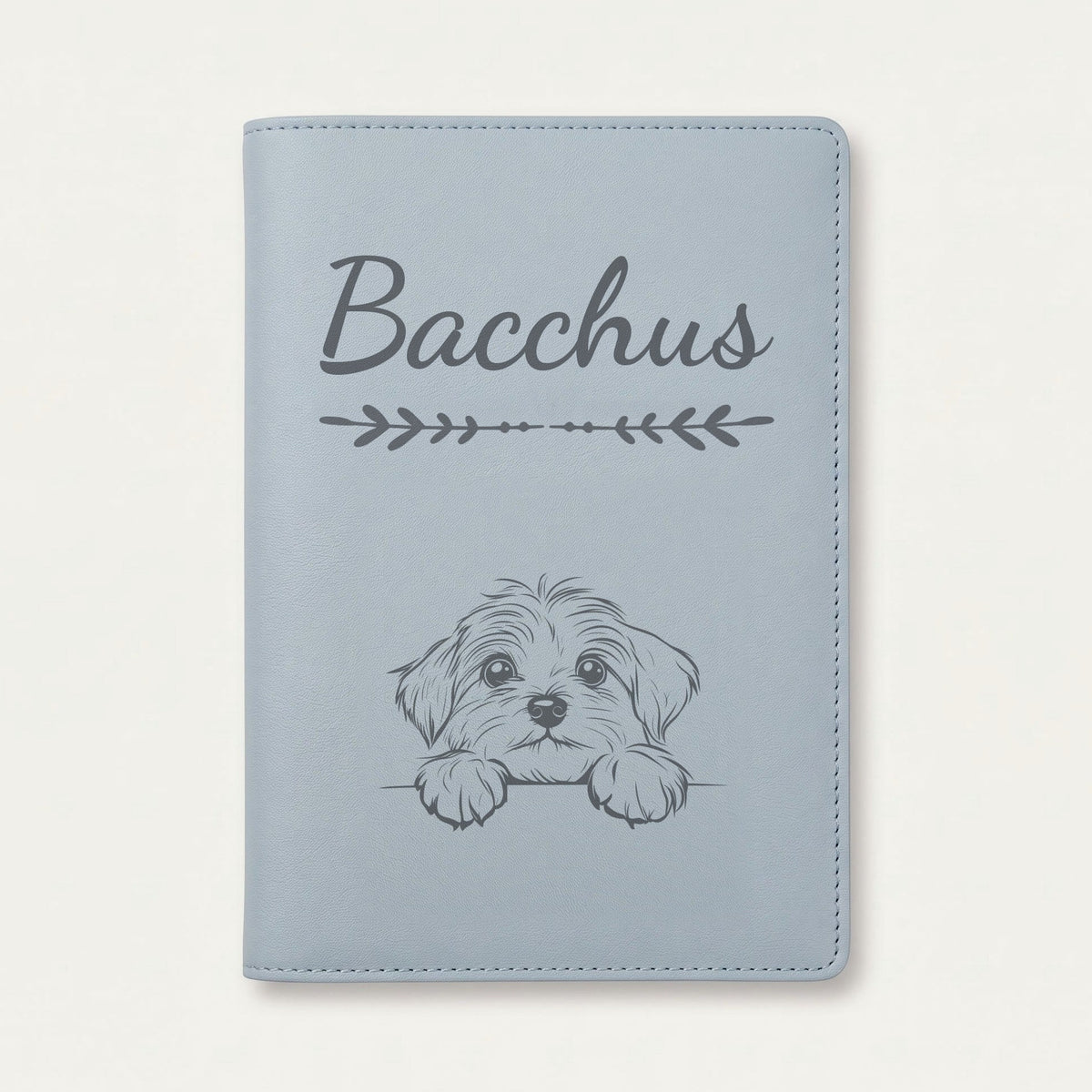 Protège carnet de santé chien personnalisé – Bichon havanais — Bleu nuage — Flèche — gravure « Bacchus »