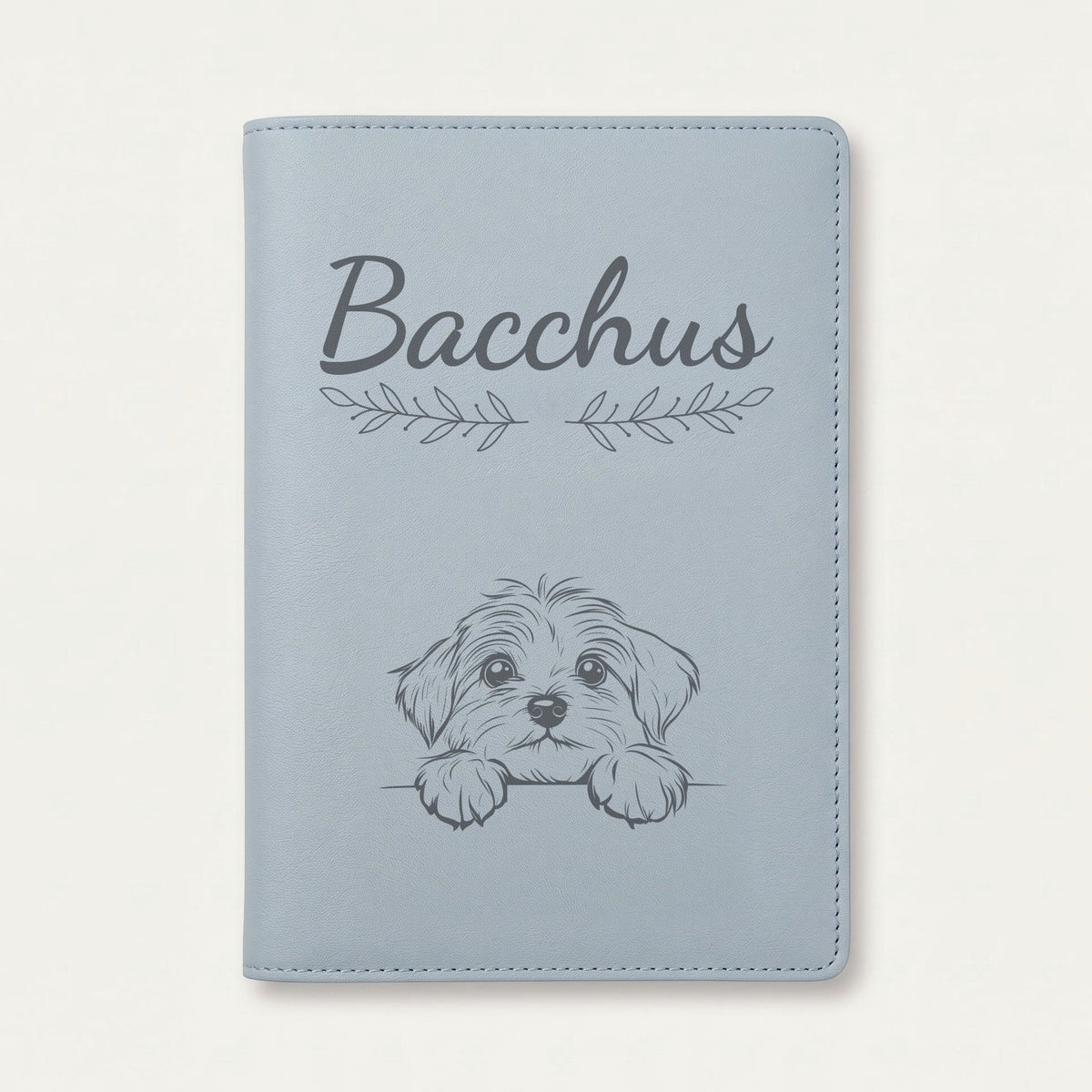 Protège carnet de santé chien personnalisé – Bichon havanais — Bleu nuage — Rameaux — gravure « Bacchus »
