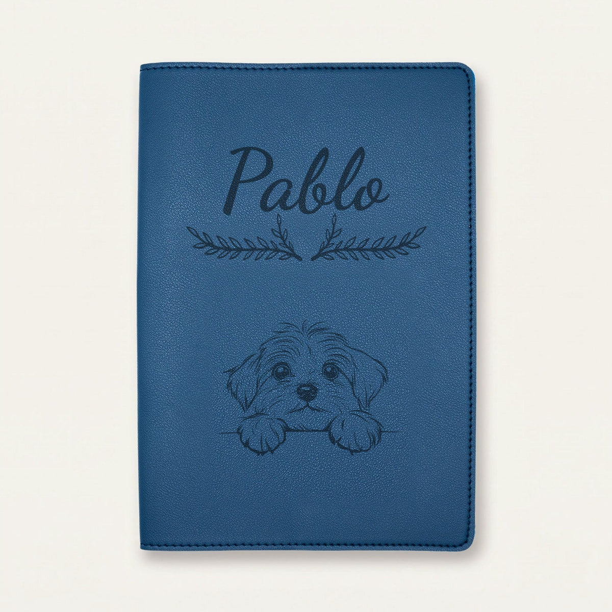 Protège carnet de santé chien personnalisé – Bichon havanais — Bleu nuit — Bouquet — gravure « Pablo »