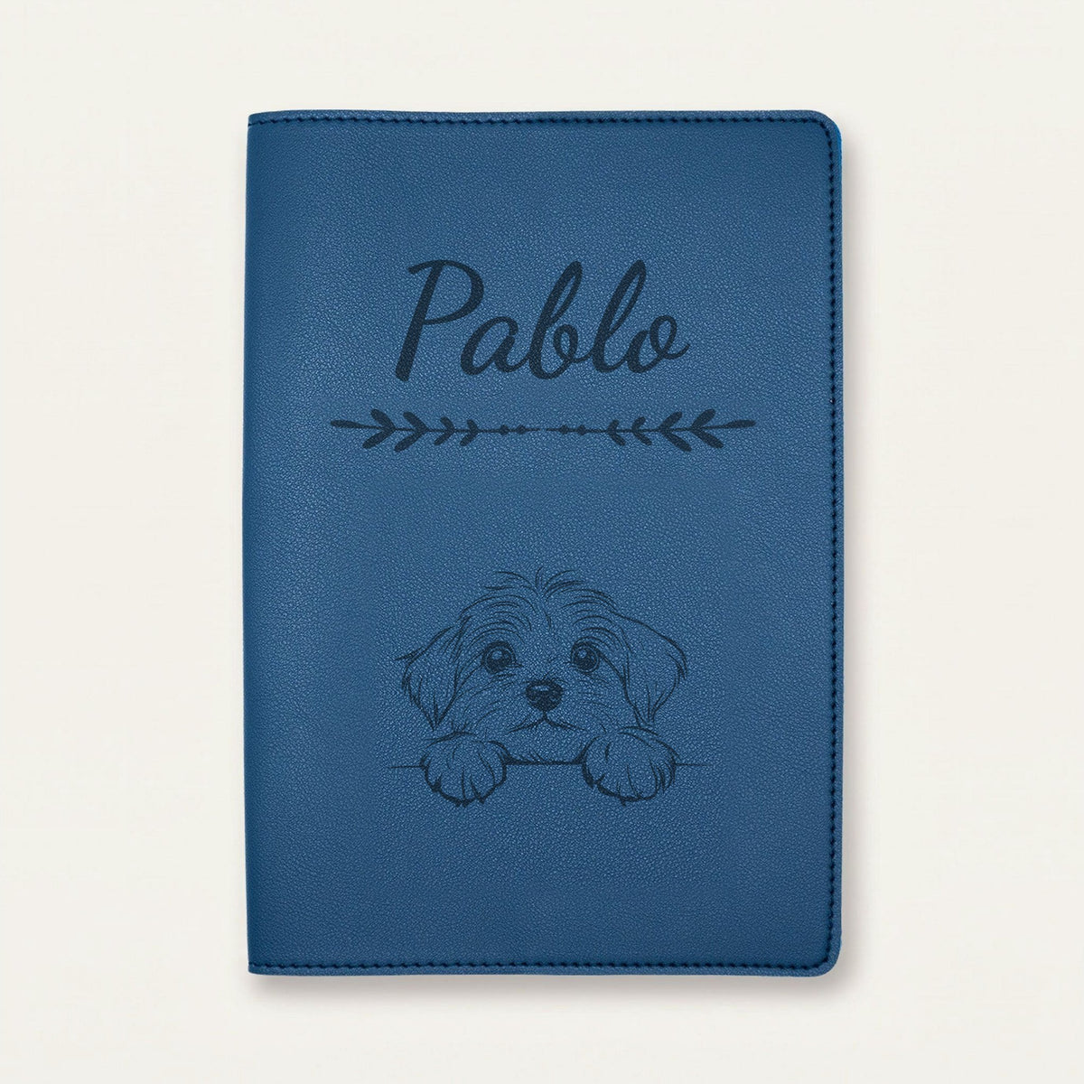 Protège carnet de santé chien personnalisé – Bichon havanais — Bleu nuit — Flèche — gravure « Pablo »