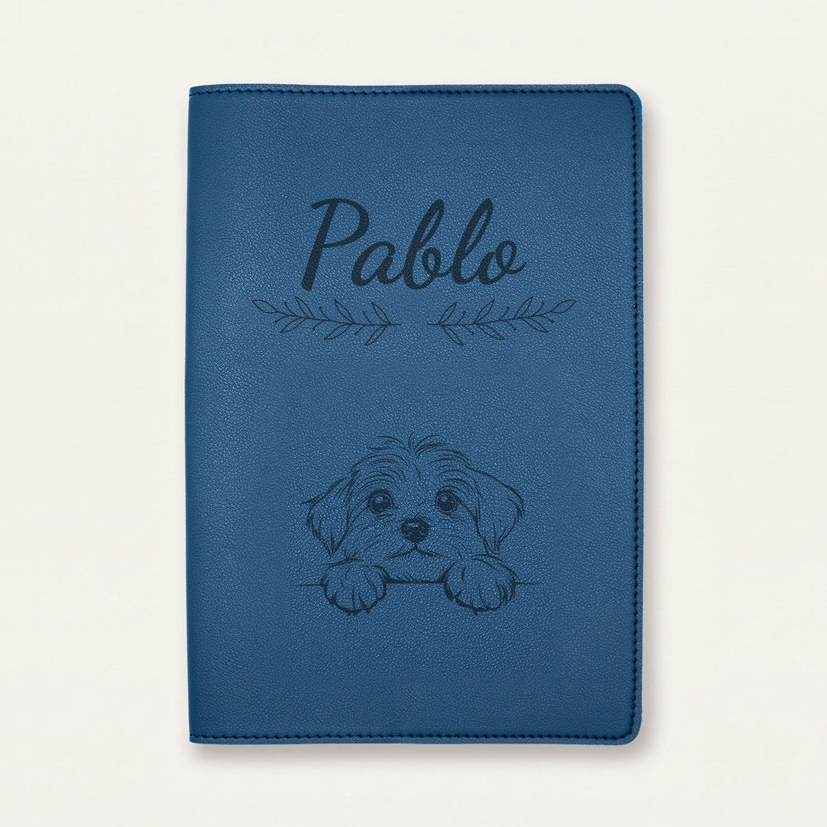 Protège carnet de santé chien personnalisé – Bichon havanais — Bleu nuit — Rameaux — gravure « Pablo »