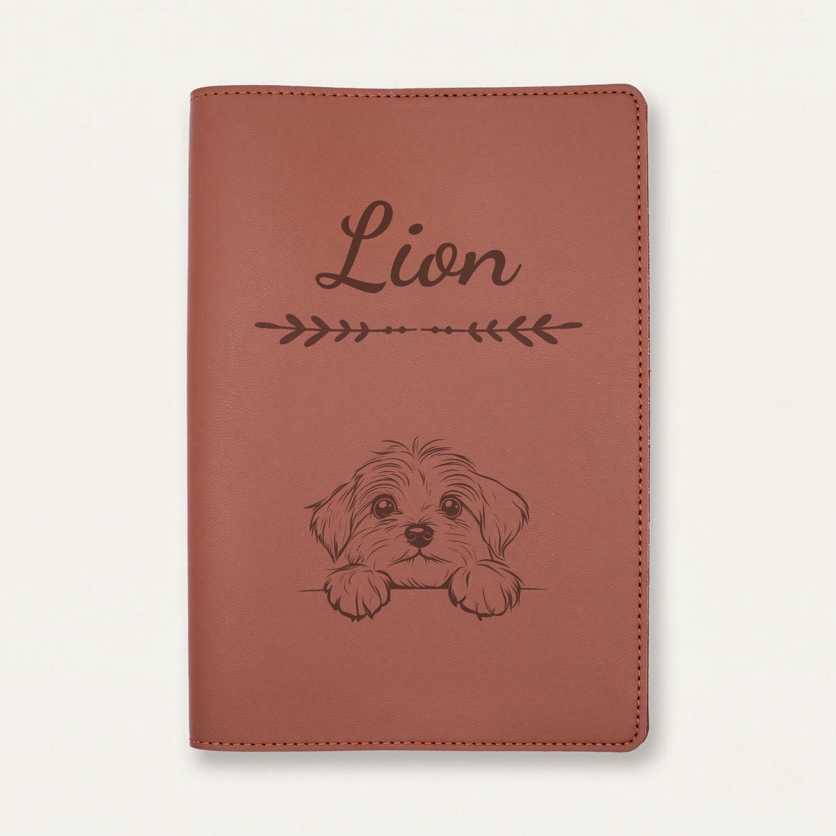 Protège carnet de santé chien personnalisé – Bichon havanais — Chocolat — Flèche — gravure « Lion »