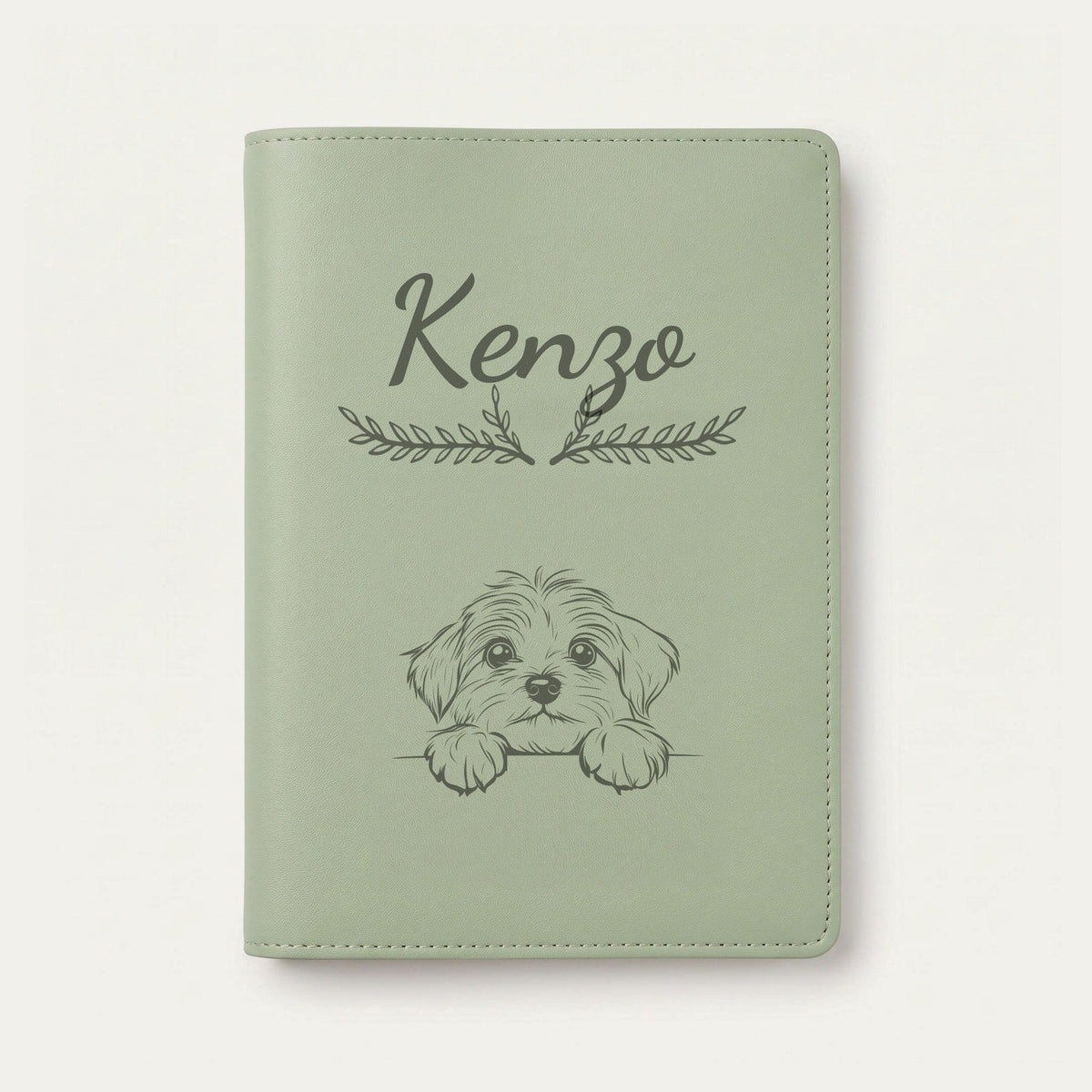 Protège carnet de santé chien personnalisé – Bichon havanais — Vert sauge — Bouquet — gravure « Kenzo »