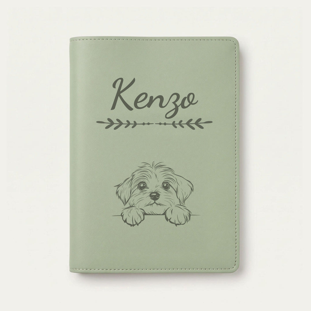 Protège carnet de santé chien personnalisé – Bichon havanais — Vert sauge — Flèche — gravure « Kenzo »