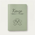 Protège carnet de santé chien personnalisé – Bichon havanais — Vert sauge — Flèche — gravure « Kenzo »