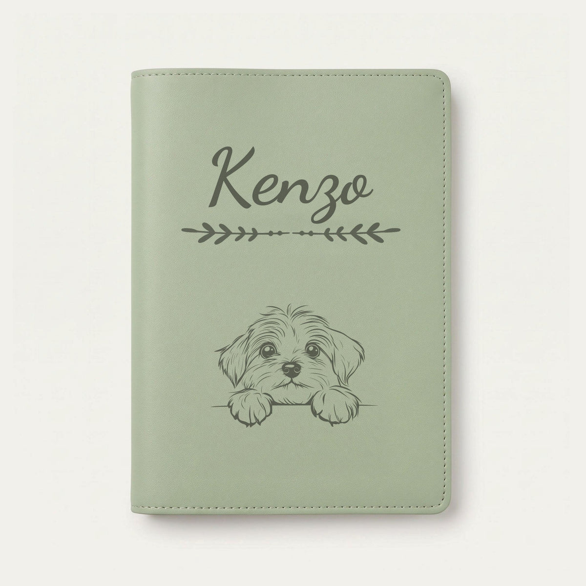 Protège carnet de santé chien personnalisé – Bichon havanais — Vert sauge — Flèche — gravure « Kenzo »