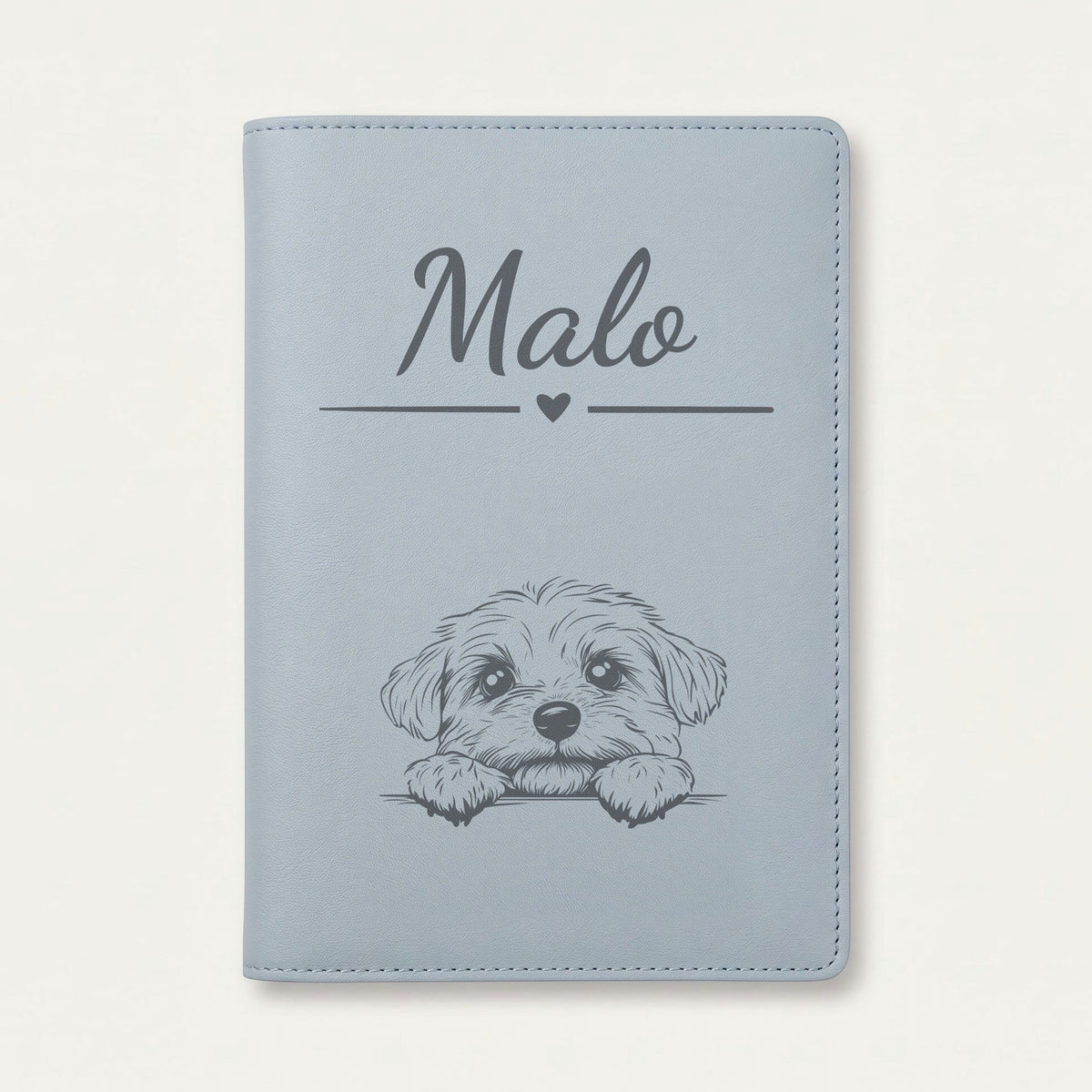 Protège carnet de santé chien personnalisé – Bichon maltais — Bleu nuage — Cœur — gravure « Malo »