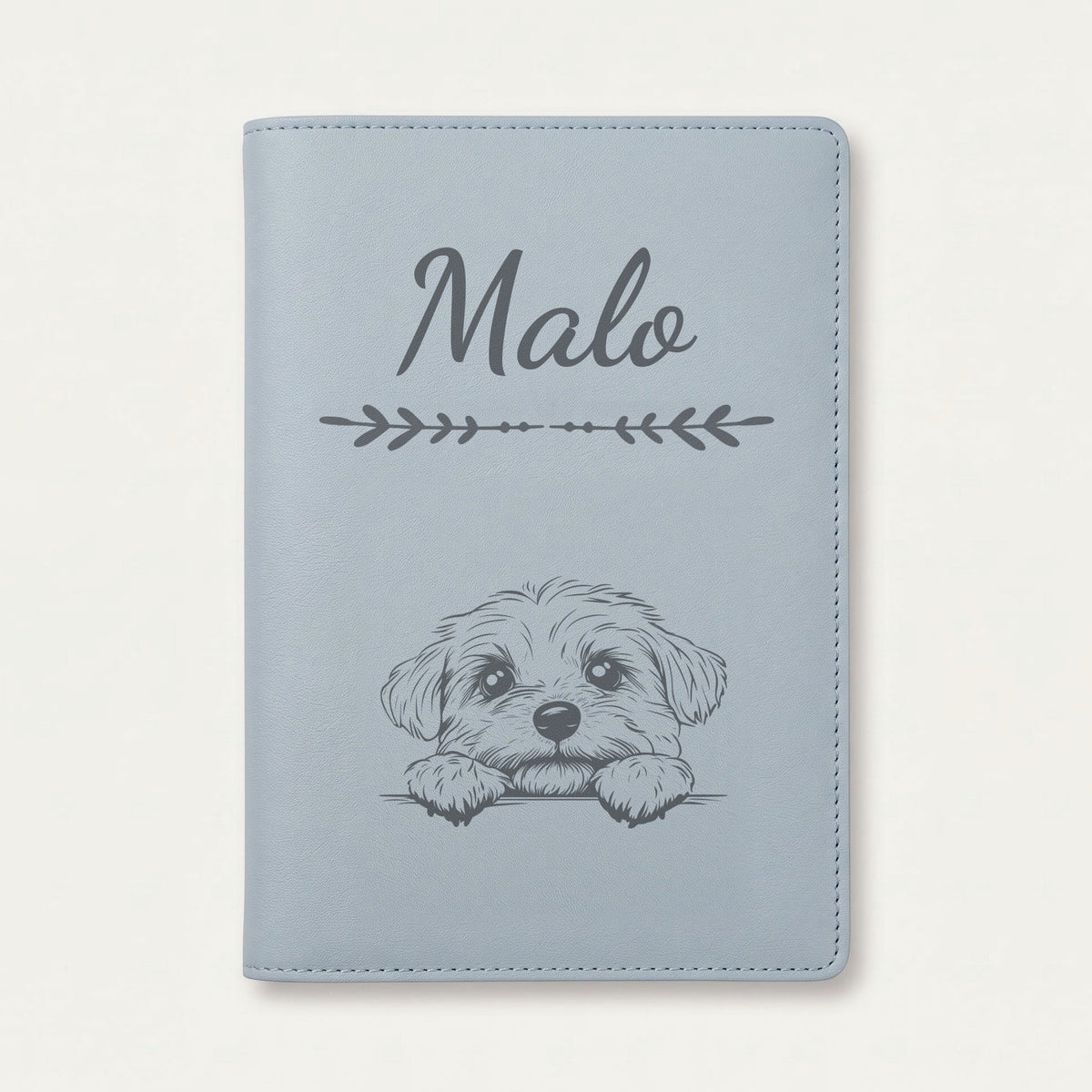 Protège carnet de santé chien personnalisé – Bichon maltais — Bleu nuage — Flèche — gravure « Malo »