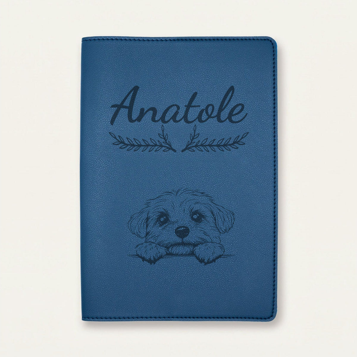 Protège carnet de santé chien personnalisé – Bichon maltais — Bleu nuit — Bouquet — gravure « Anatole »