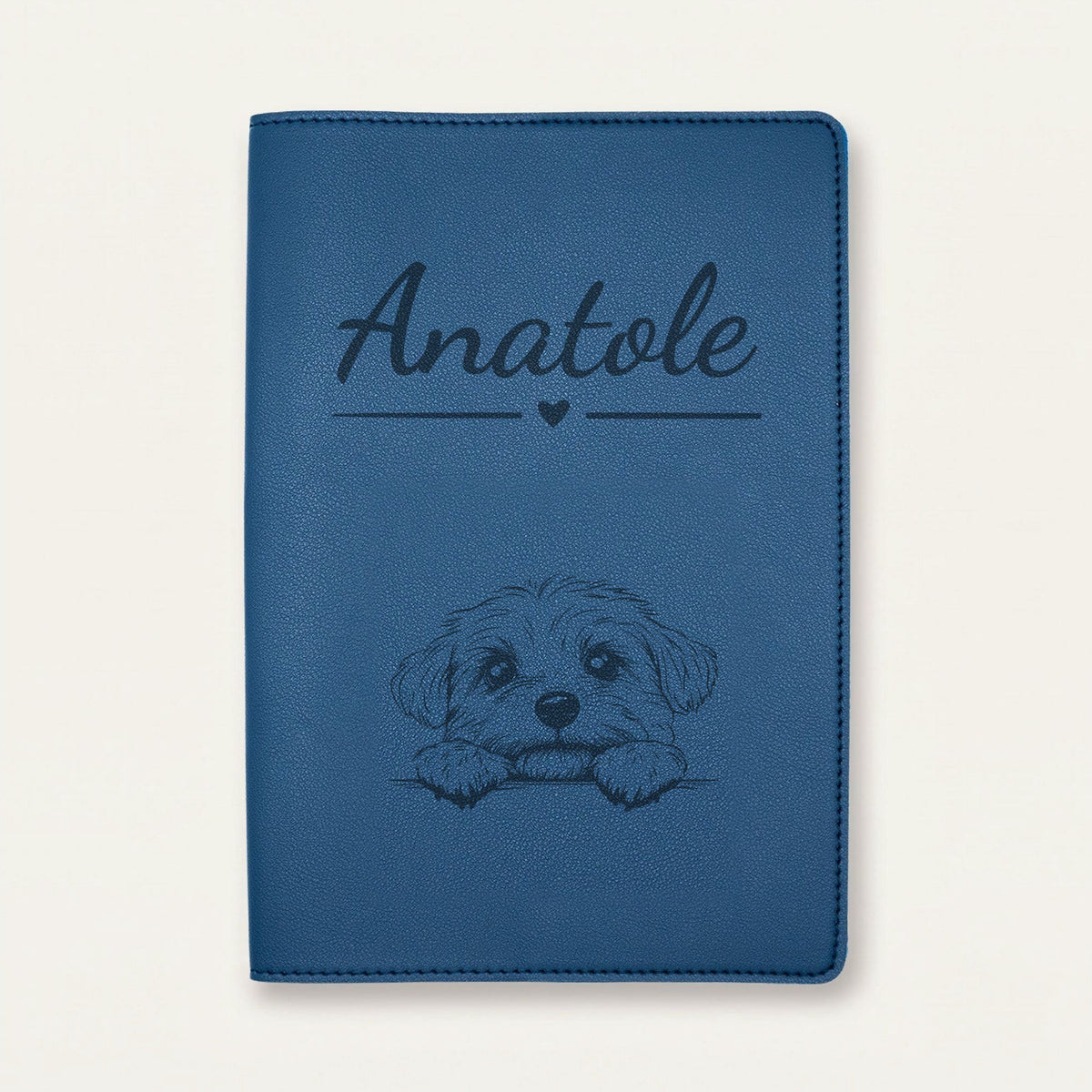 Protège carnet de santé chien personnalisé – Bichon maltais — Bleu nuit — Cœur — gravure « Anatole »