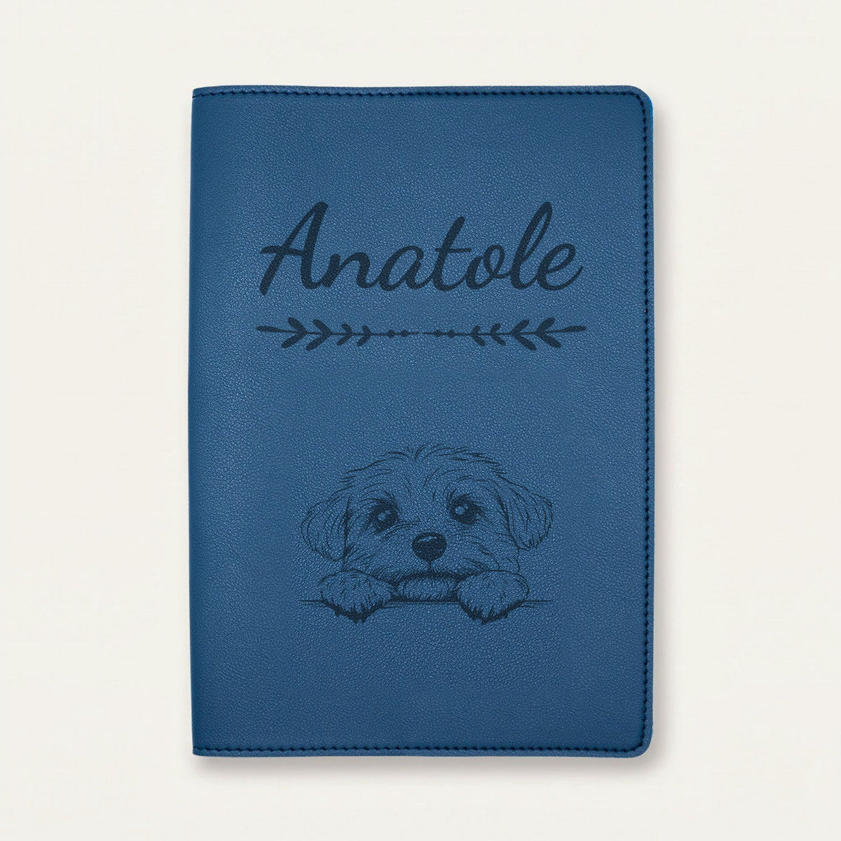 Protège carnet de santé chien personnalisé – Bichon maltais — Bleu nuit — Flèche — gravure « Anatole »