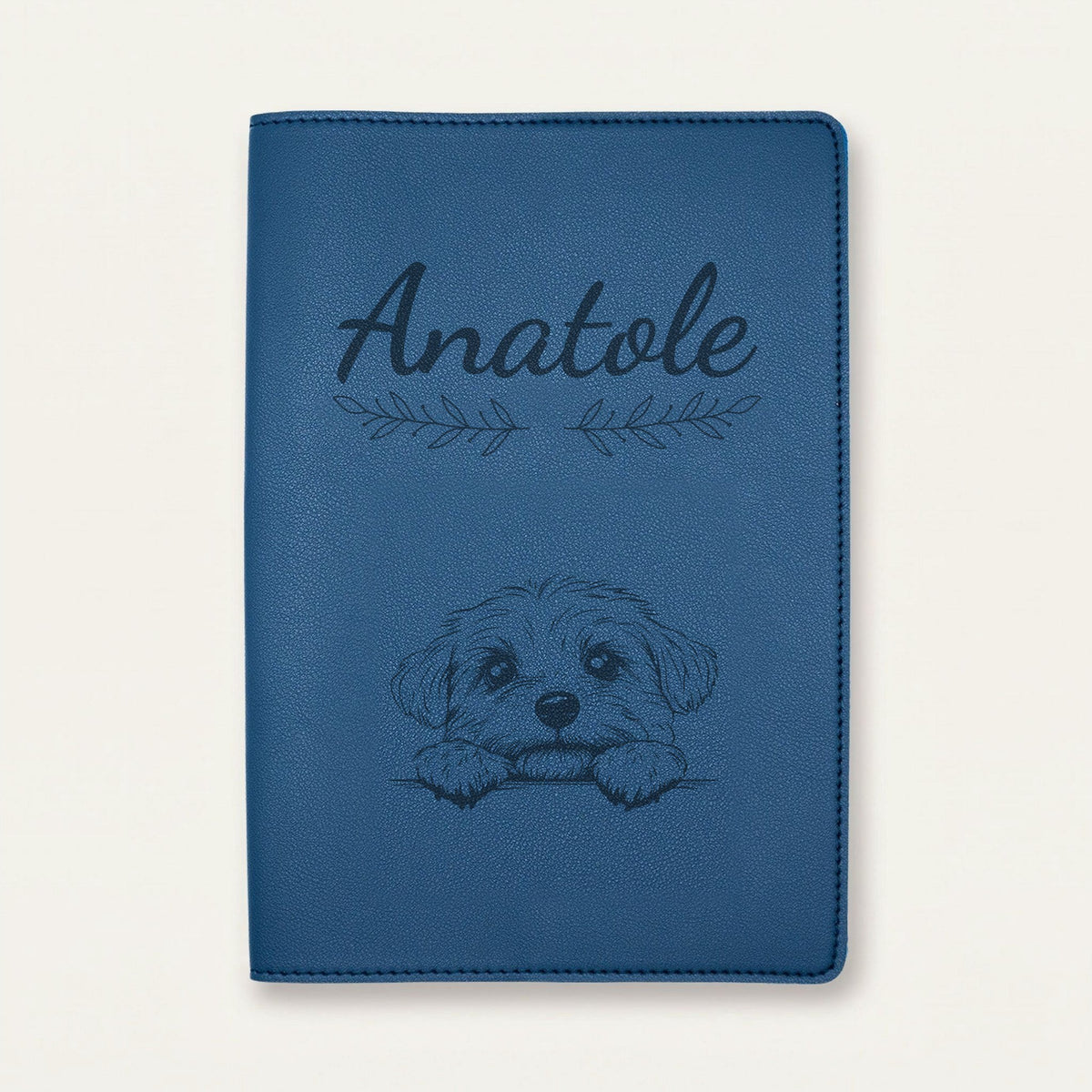 Protège carnet de santé chien personnalisé – Bichon maltais — Bleu nuit — Rameaux — gravure « Anatole »