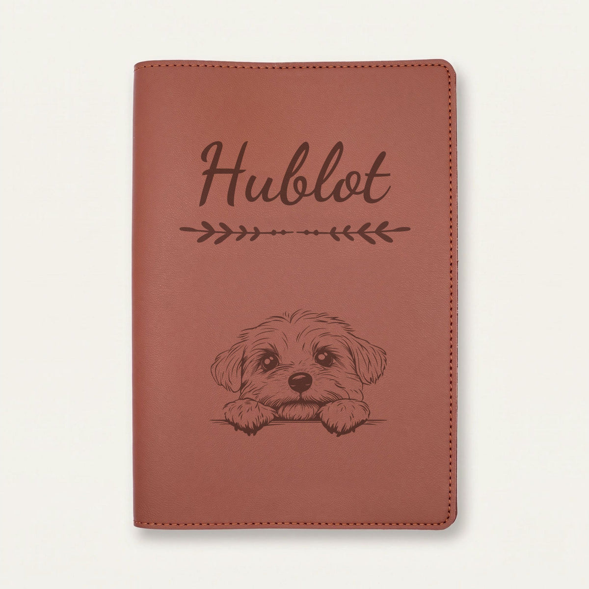 Protège carnet de santé chien personnalisé – Bichon maltais — Chocolat — Flèche — gravure « Hublot »