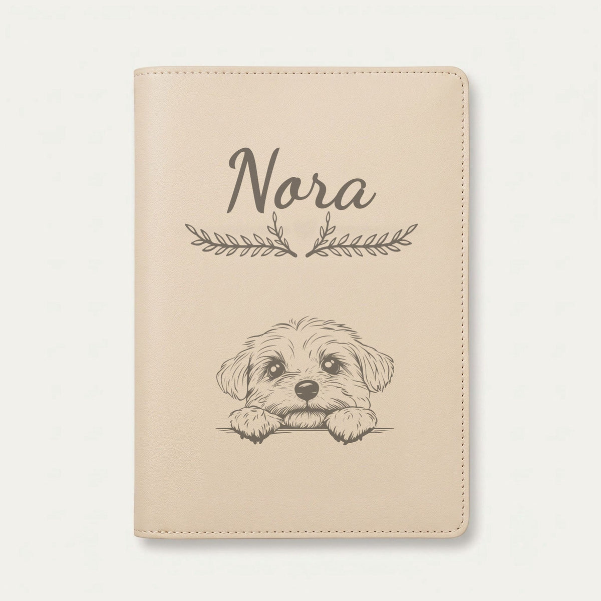 Protège carnet de santé chien personnalisé – Bichon maltais — Crème vanille — Bouquet — gravure « Nora »
