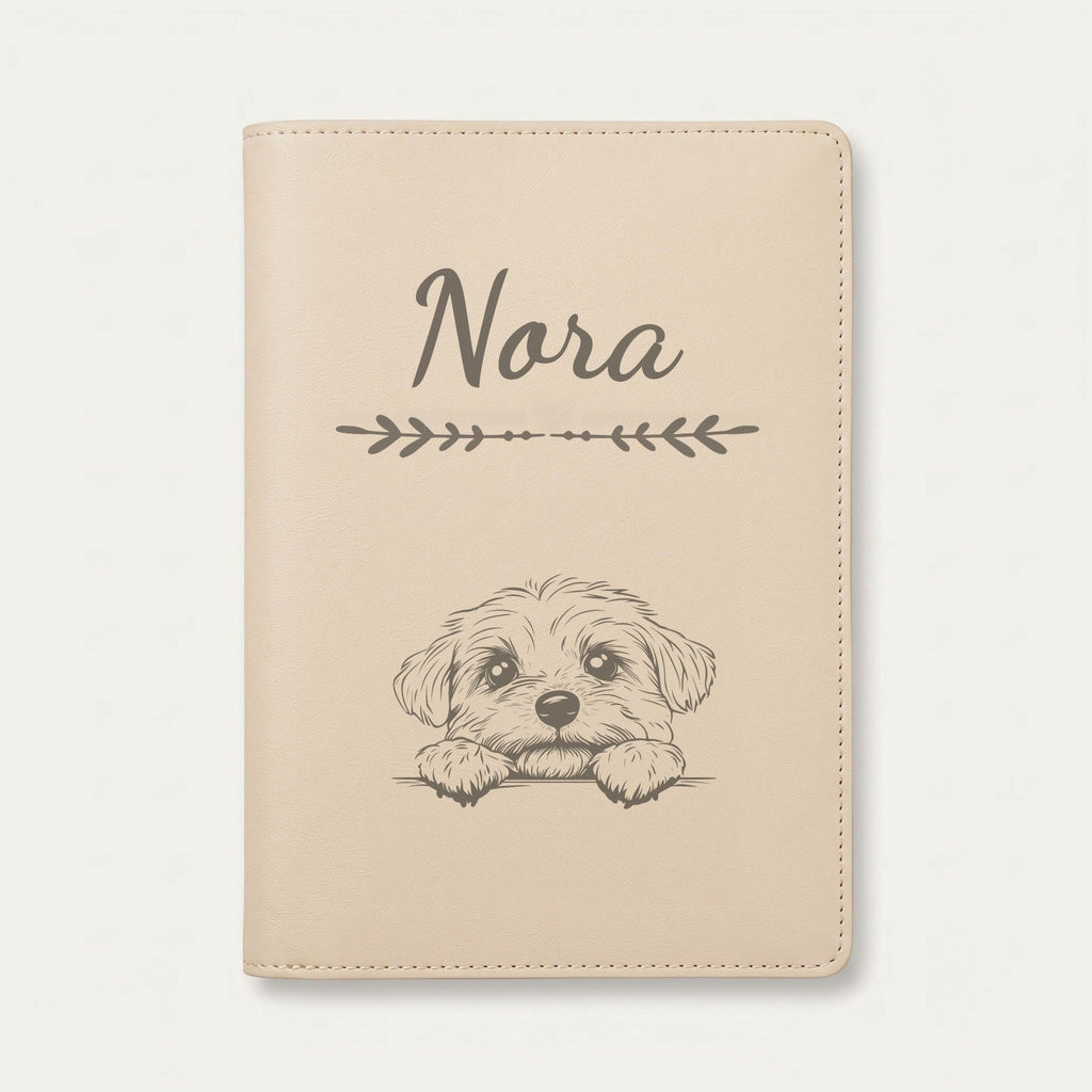 Protège carnet de santé chien personnalisé – Bichon maltais — Crème vanille — Flèche — gravure « Nora »