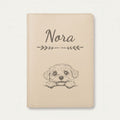 Protège carnet de santé chien personnalisé – Bichon maltais — Crème vanille — Flèche — gravure « Nora »