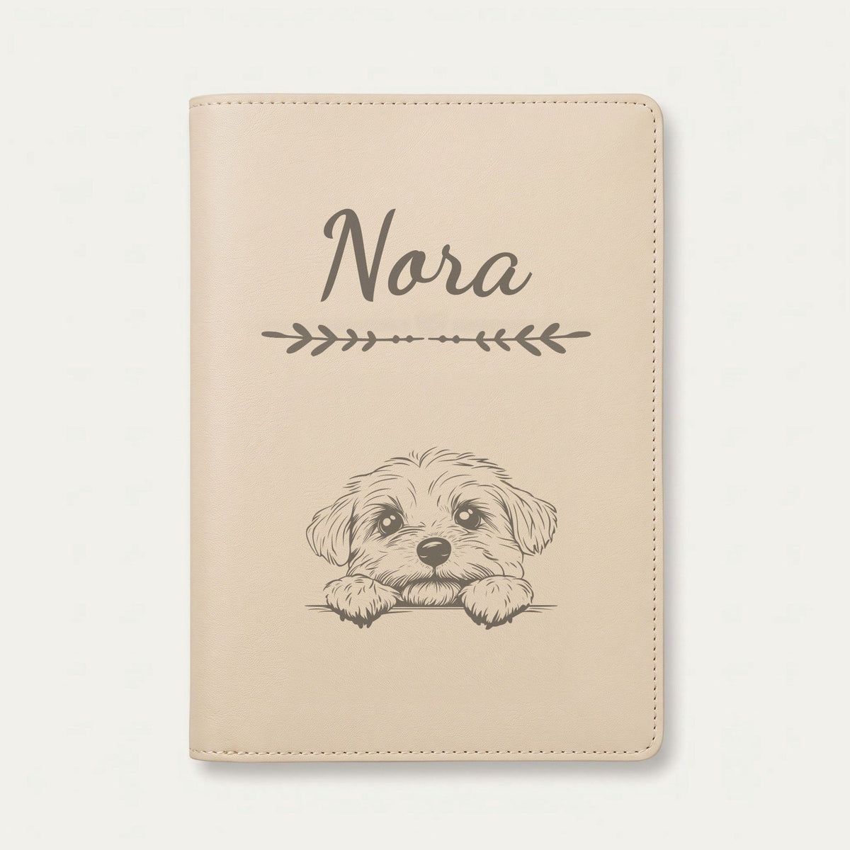 Protège carnet de santé chien personnalisé – Bichon maltais — Crème vanille — Flèche — gravure « Nora »