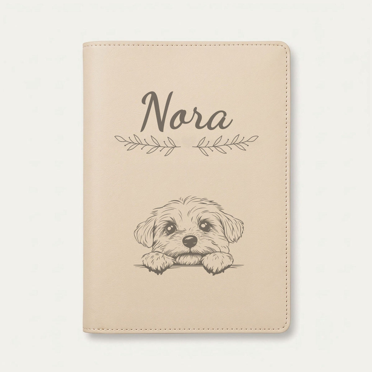 Protège carnet de santé chien personnalisé – Bichon maltais — Crème vanille — Rameaux — gravure « Nora »