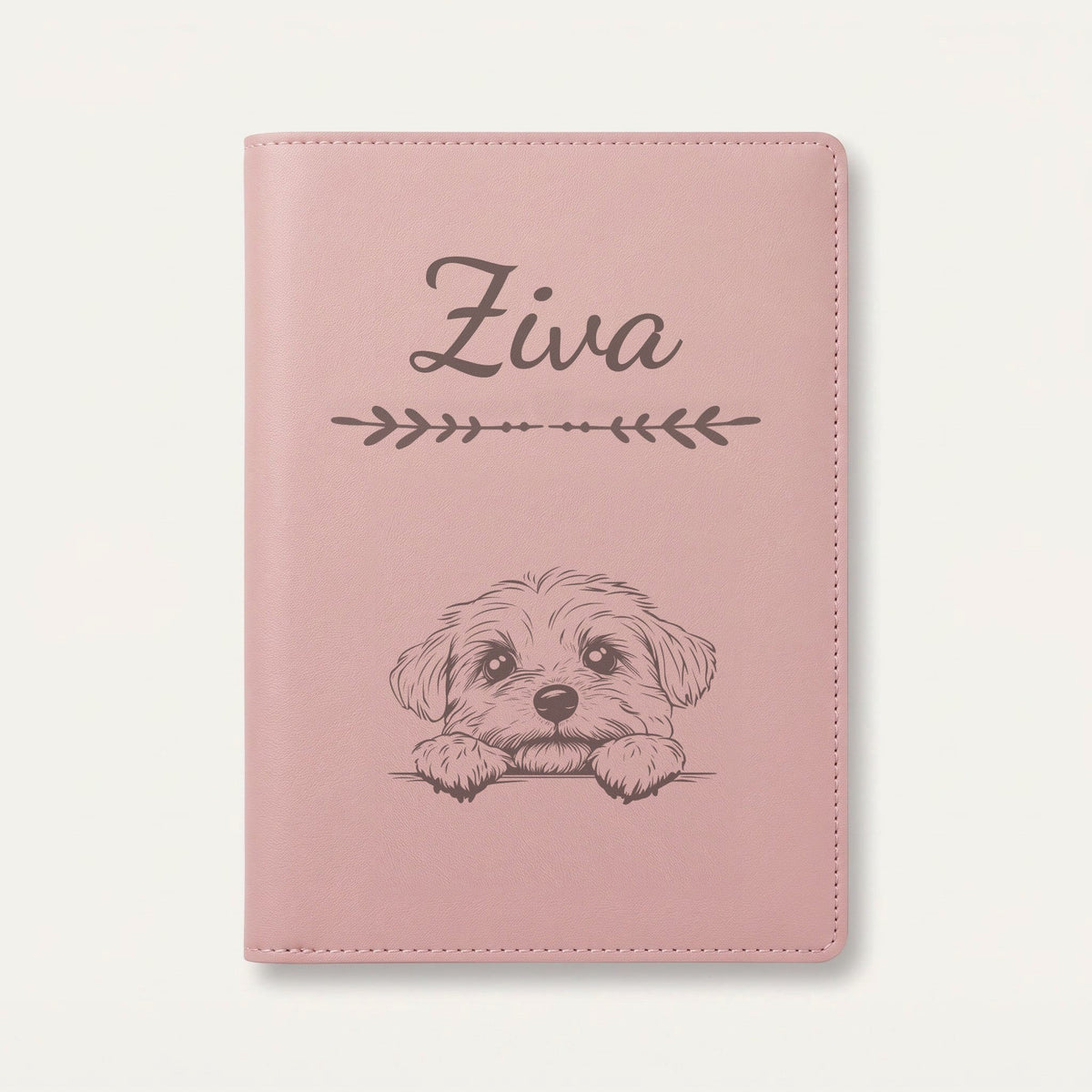 Protège carnet de santé chien personnalisé – Bichon maltais — Rose dragée — Flèche — gravure « Ziva »