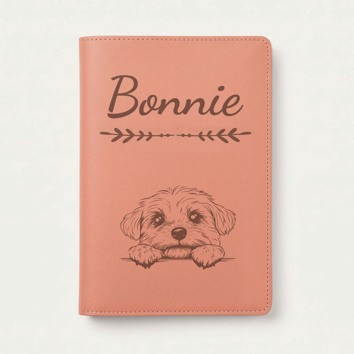 Protège carnet de santé chien personnalisé – Bichon maltais — Terracotta — Flèche — gravure « Bonnie »