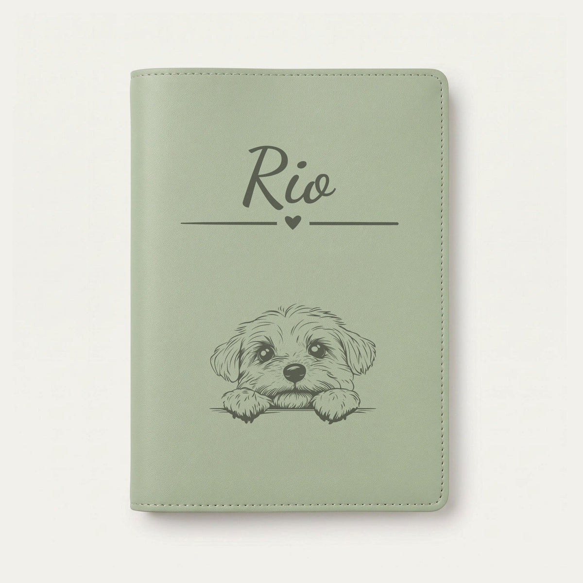 Protège carnet de santé chien personnalisé – Bichon maltais — Vert sauge — Cœur — gravure « Rio »