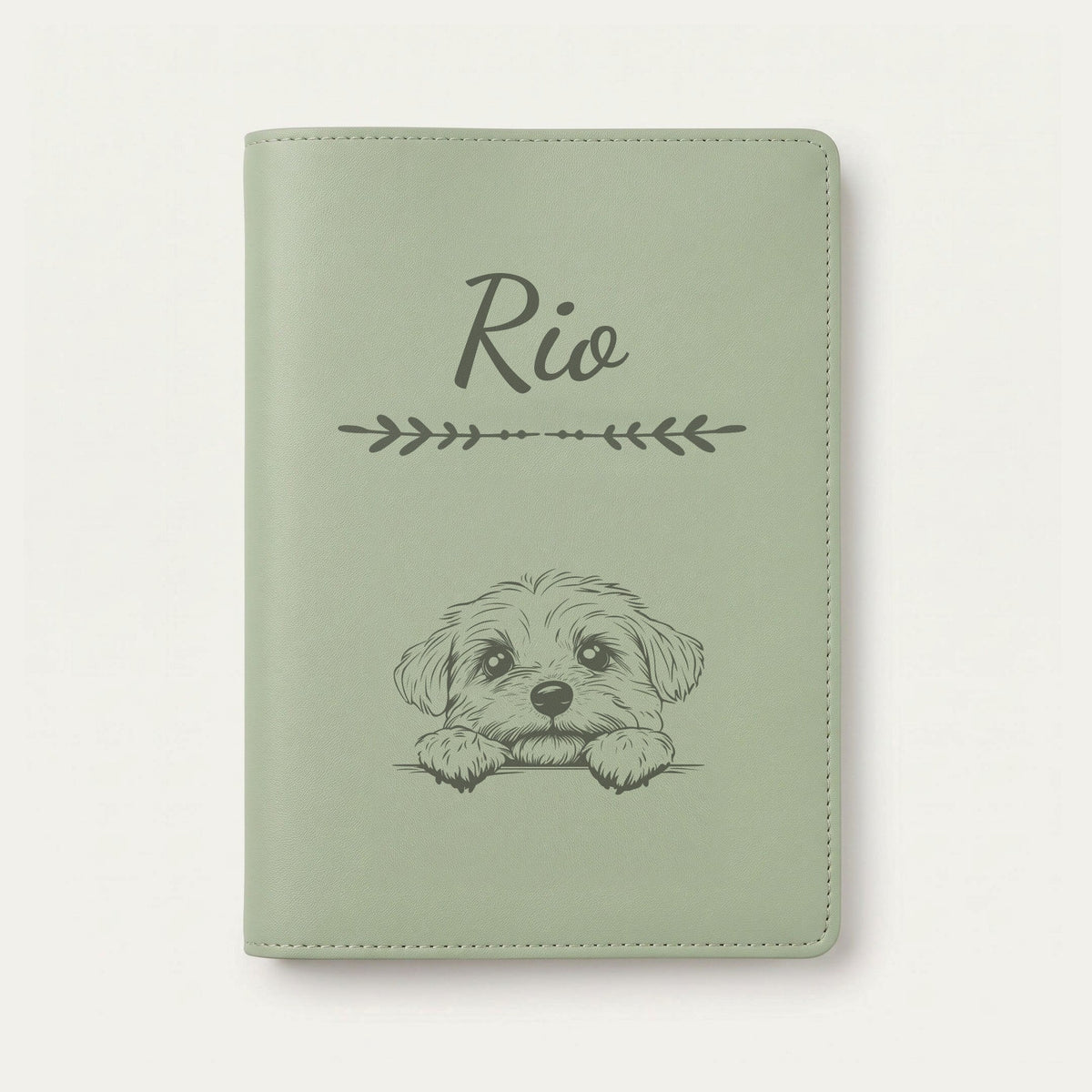 Protège carnet de santé chien personnalisé – Bichon maltais — Vert sauge — Flèche — gravure « Rio »