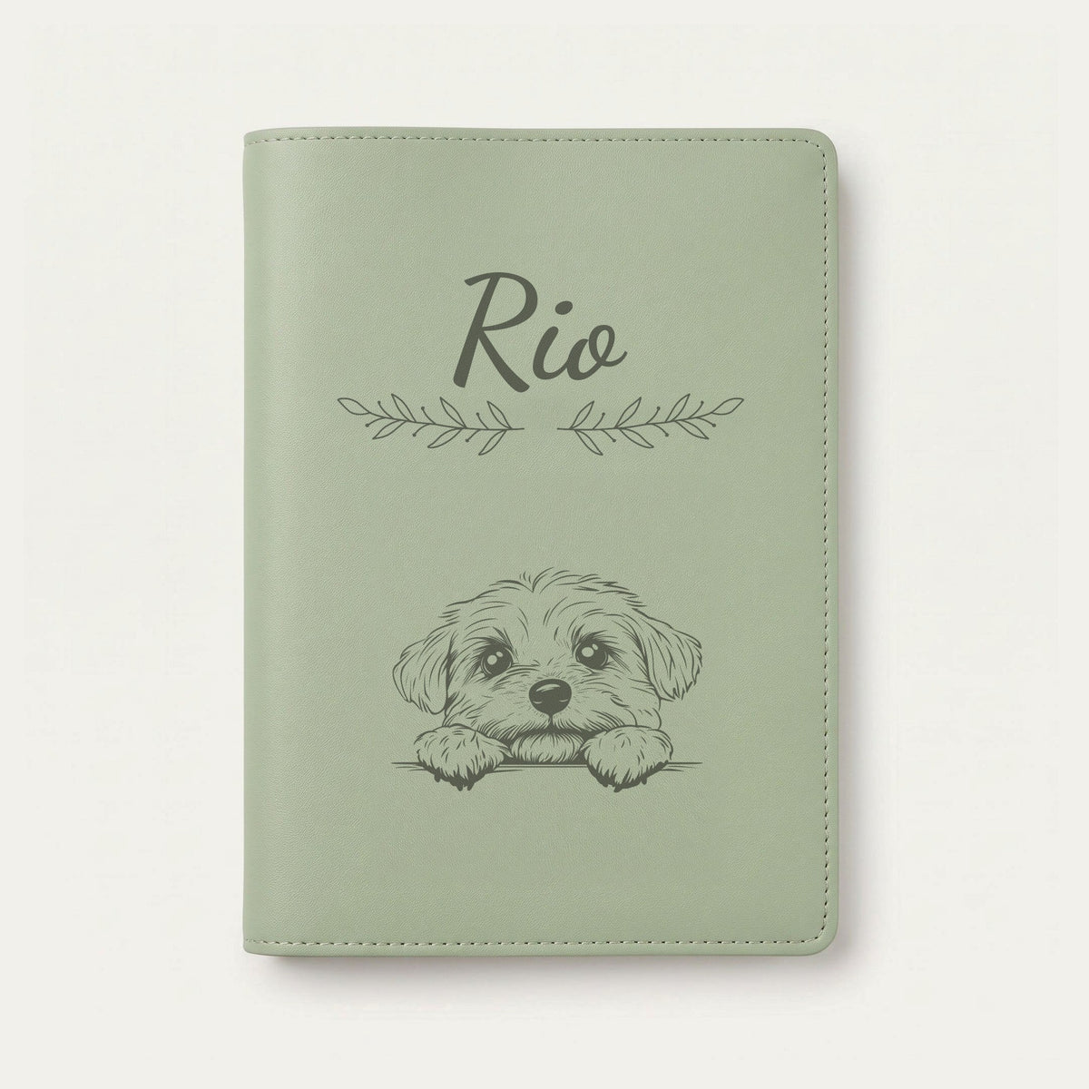 Protège carnet de santé chien personnalisé – Bichon maltais — Vert sauge — Rameaux — gravure « Rio »