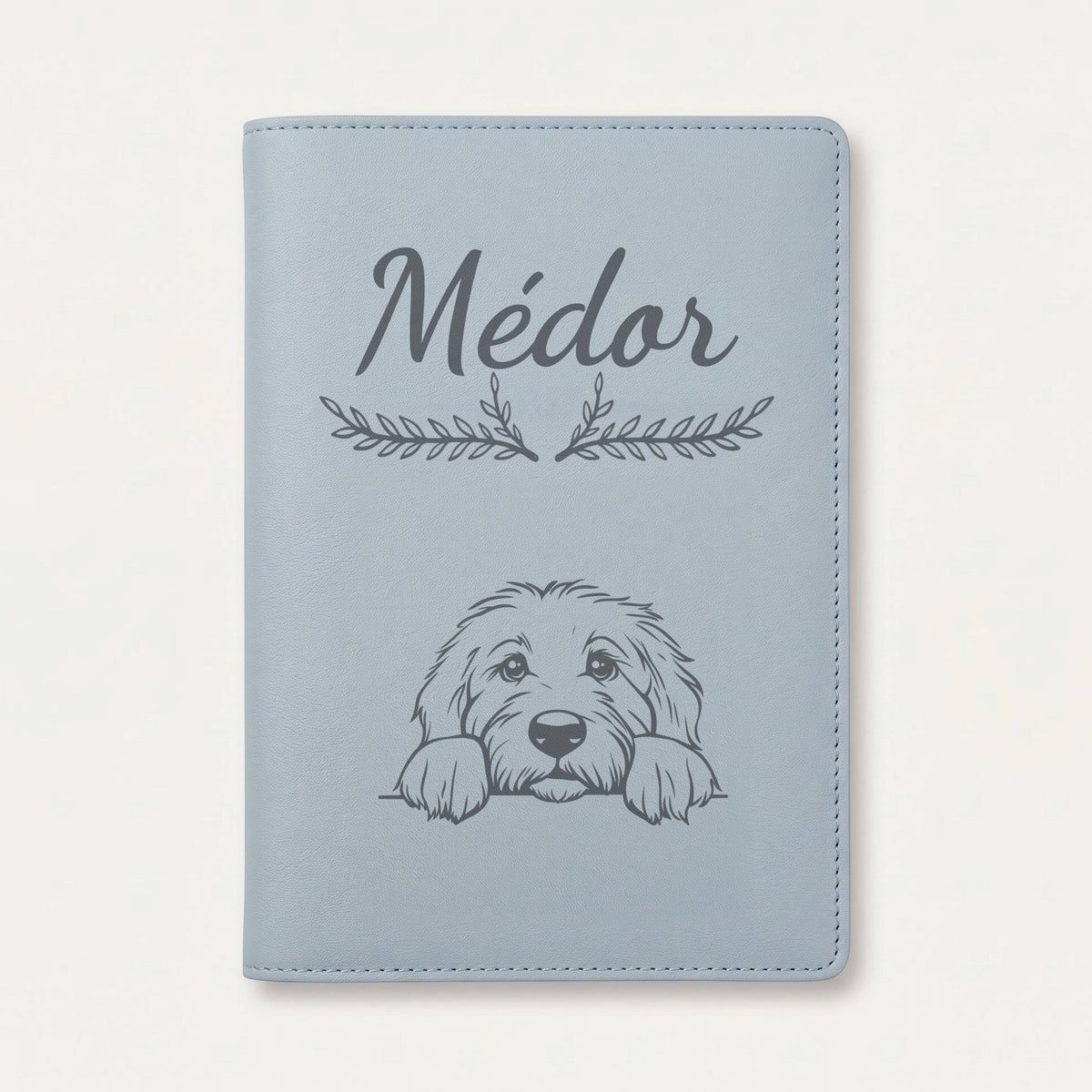 Protège carnet de santé chien personnalisé – Bobtail — Bleu nuage — Bouquet — gravure « Médor »