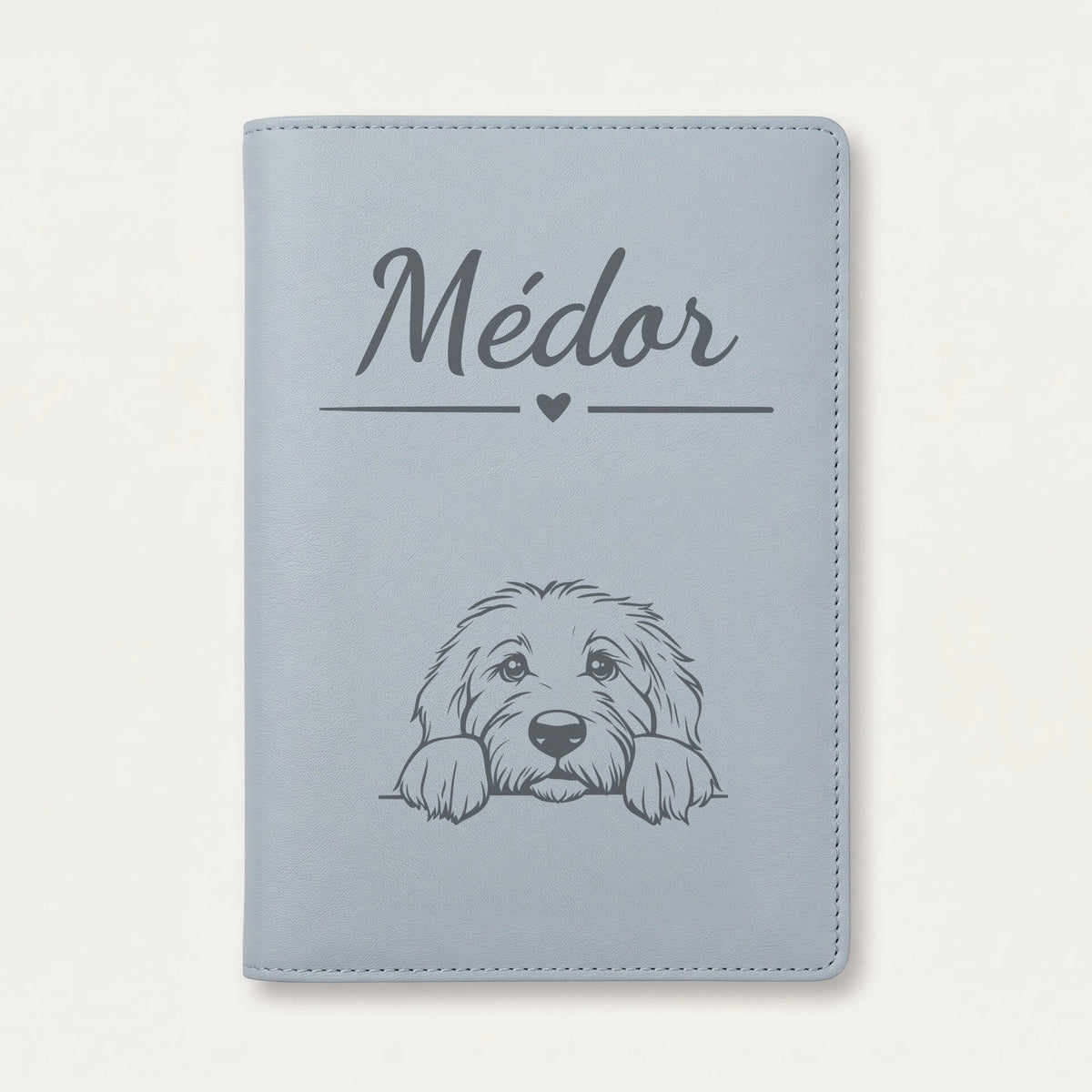 Protège carnet de santé chien personnalisé – Bobtail — Bleu nuage — Cœur — gravure « Médor »