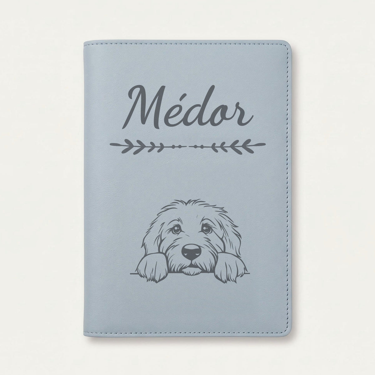 Protège carnet de santé chien personnalisé – Bobtail — Bleu nuage — Flèche — gravure « Médor »
