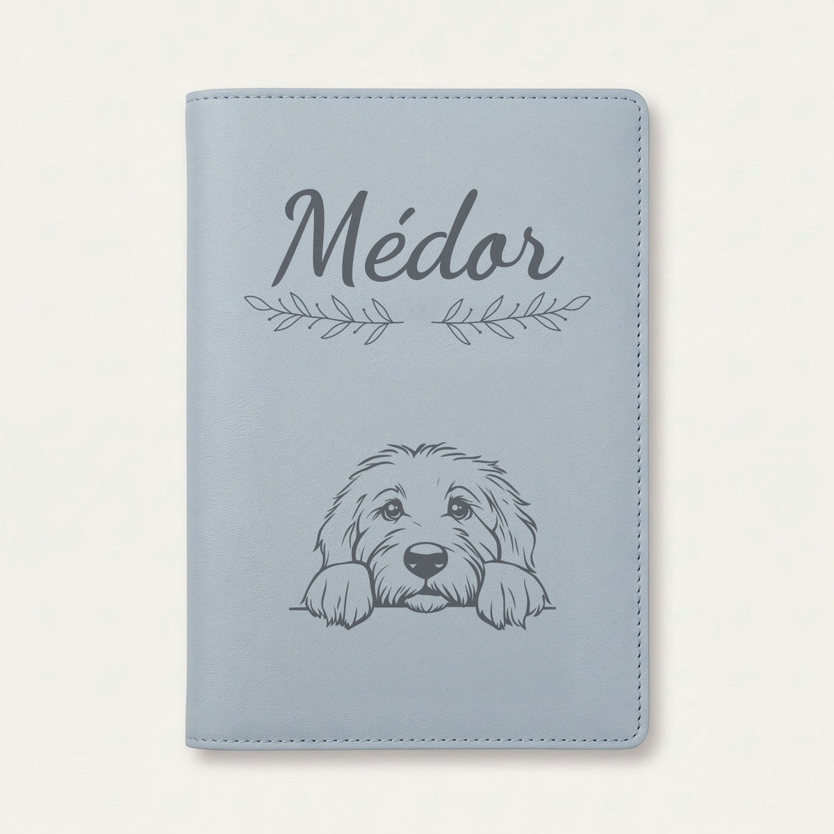 Protège carnet de santé chien personnalisé – Bobtail — Bleu nuage — Rameaux — gravure « Médor »
