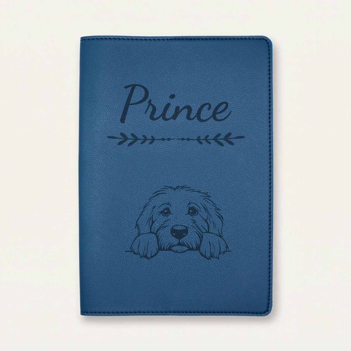 Protège carnet de santé chien personnalisé – Bobtail — Bleu nuit — Flèche — gravure « Prince »