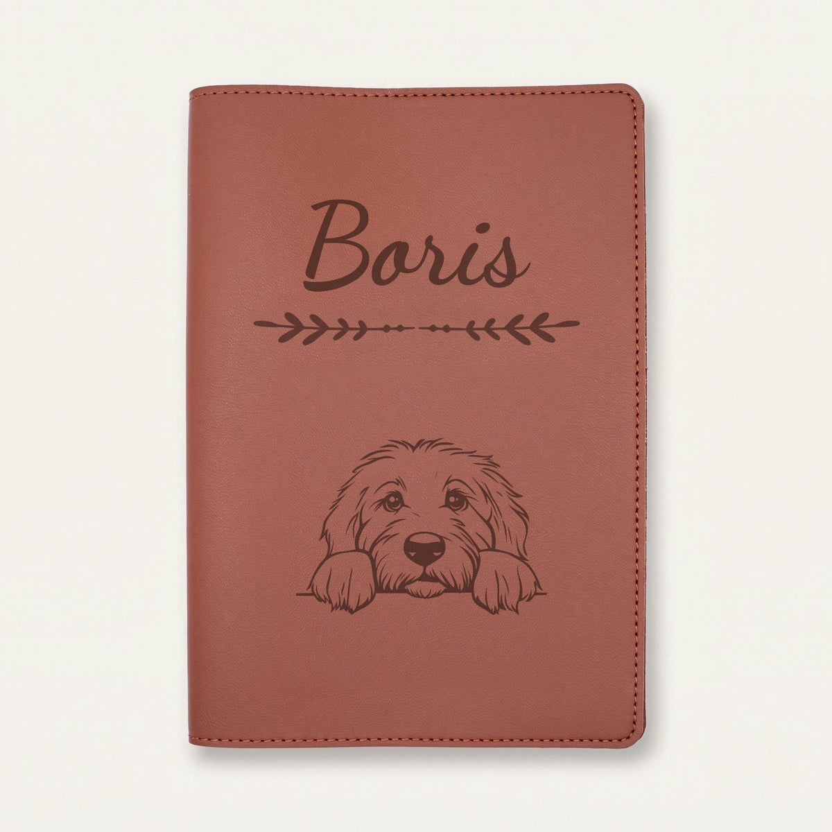 Protège carnet de santé chien personnalisé – Bobtail — Chocolat — Flèche — gravure « Boris »
