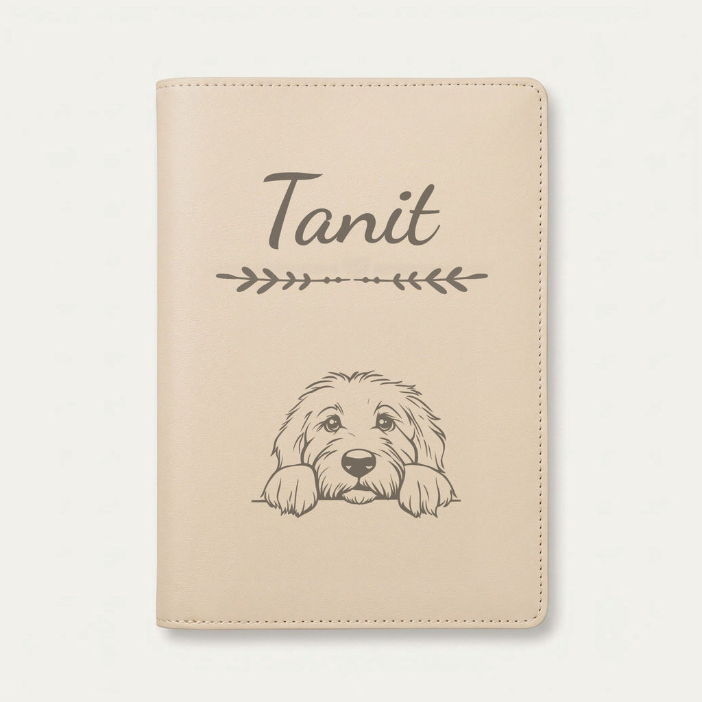 Protège carnet de santé chien personnalisé – Bobtail — Crème vanille — Flèche — gravure « Tanit »