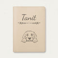 Protège carnet de santé chien personnalisé – Bobtail — Crème vanille — Flèche — gravure « Tanit »