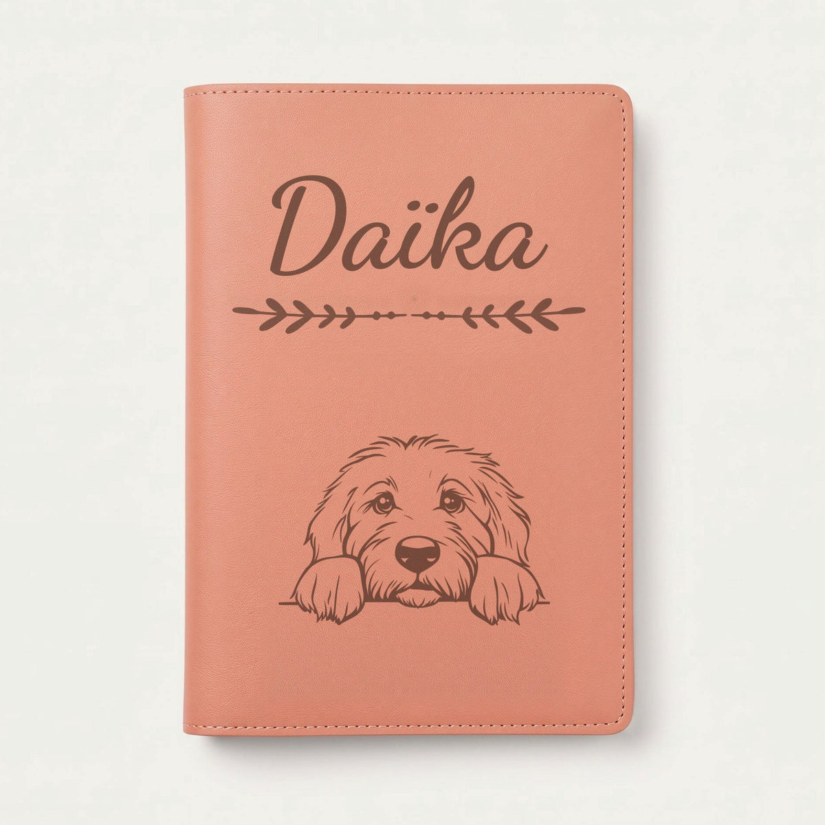 Protège carnet de santé chien personnalisé – Bobtail — Terracotta — Flèche — gravure « Daïka »