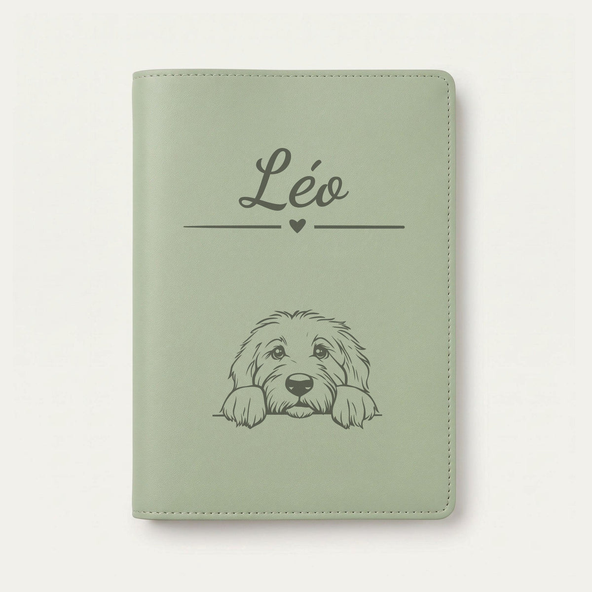 Protège carnet de santé chien personnalisé – Bobtail — Vert sauge — Cœur — gravure « Léo »
