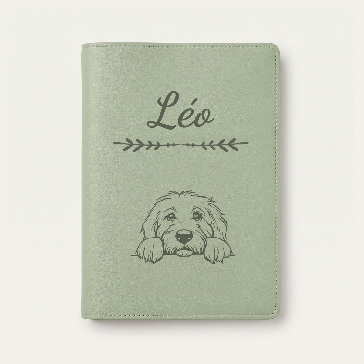 Protège carnet de santé chien personnalisé – Bobtail — Vert sauge — Flèche — gravure « Léo »