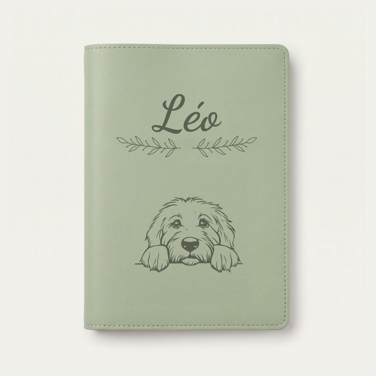Protège carnet de santé chien personnalisé – Bobtail — Vert sauge — Rameaux — gravure « Léo »