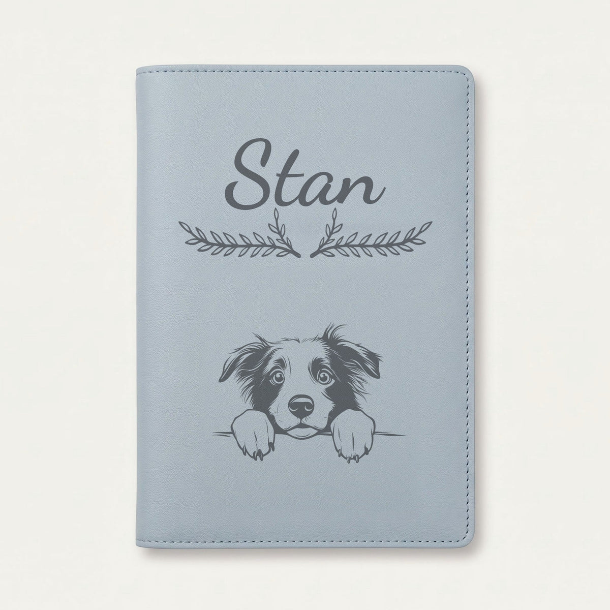 Protège carnet de santé chien personnalisé – Border collie — Bleu nuage — Bouquet — gravure « Stan »