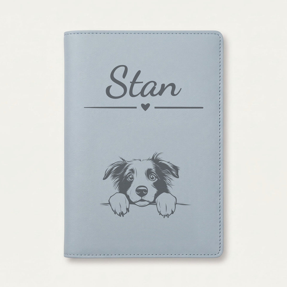 Protège carnet de santé chien personnalisé – Border collie — Bleu nuage — Cœur — gravure « Stan »