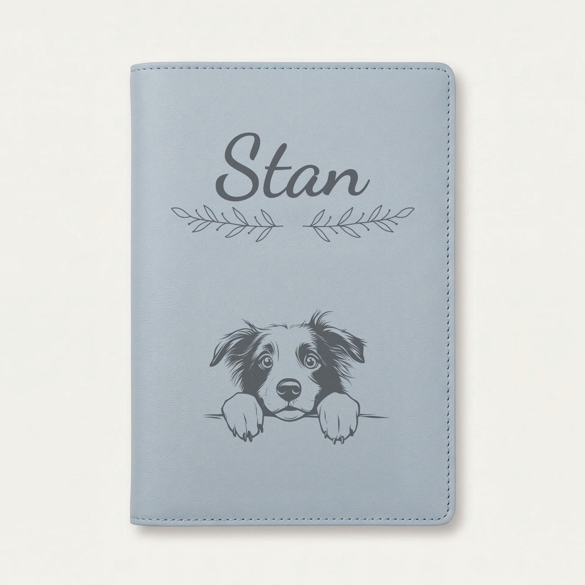 Protège carnet de santé chien personnalisé – Border collie — Bleu nuage — Rameaux — gravure « Stan »