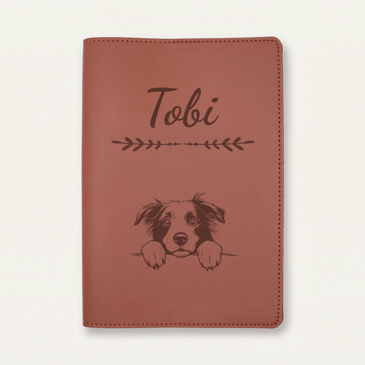 Protège carnet de santé chien personnalisé – Border collie — Chocolat — Flèche — gravure « Tobi »