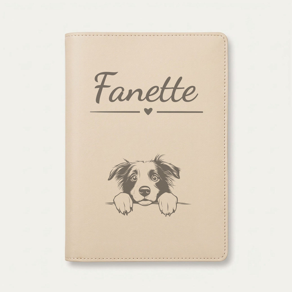 Protège carnet de santé chien personnalisé – Border collie — Crème vanille — Cœur — gravure « Fanette »