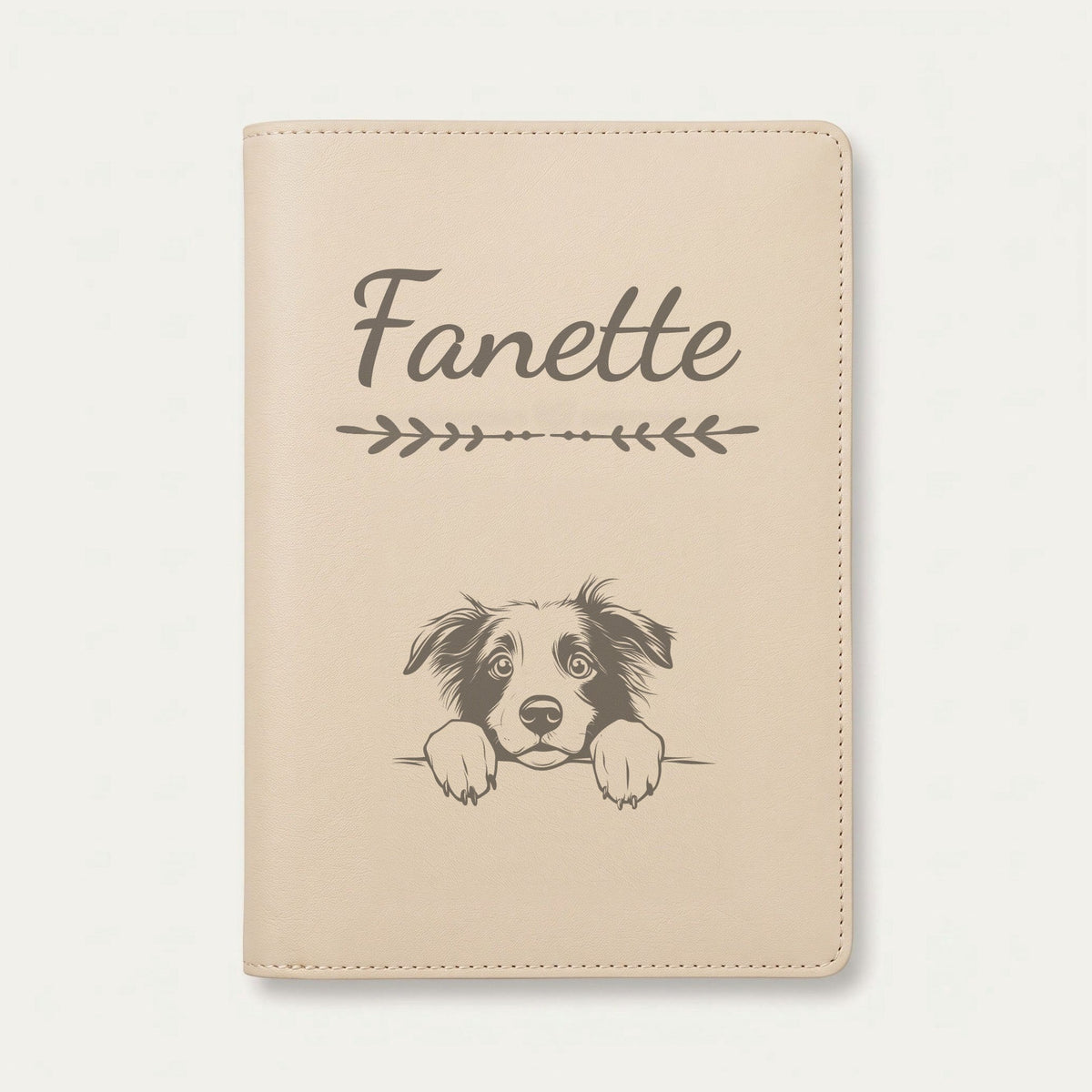 Protège carnet de santé chien personnalisé – Border collie — Crème vanille — Flèche — gravure « Fanette »