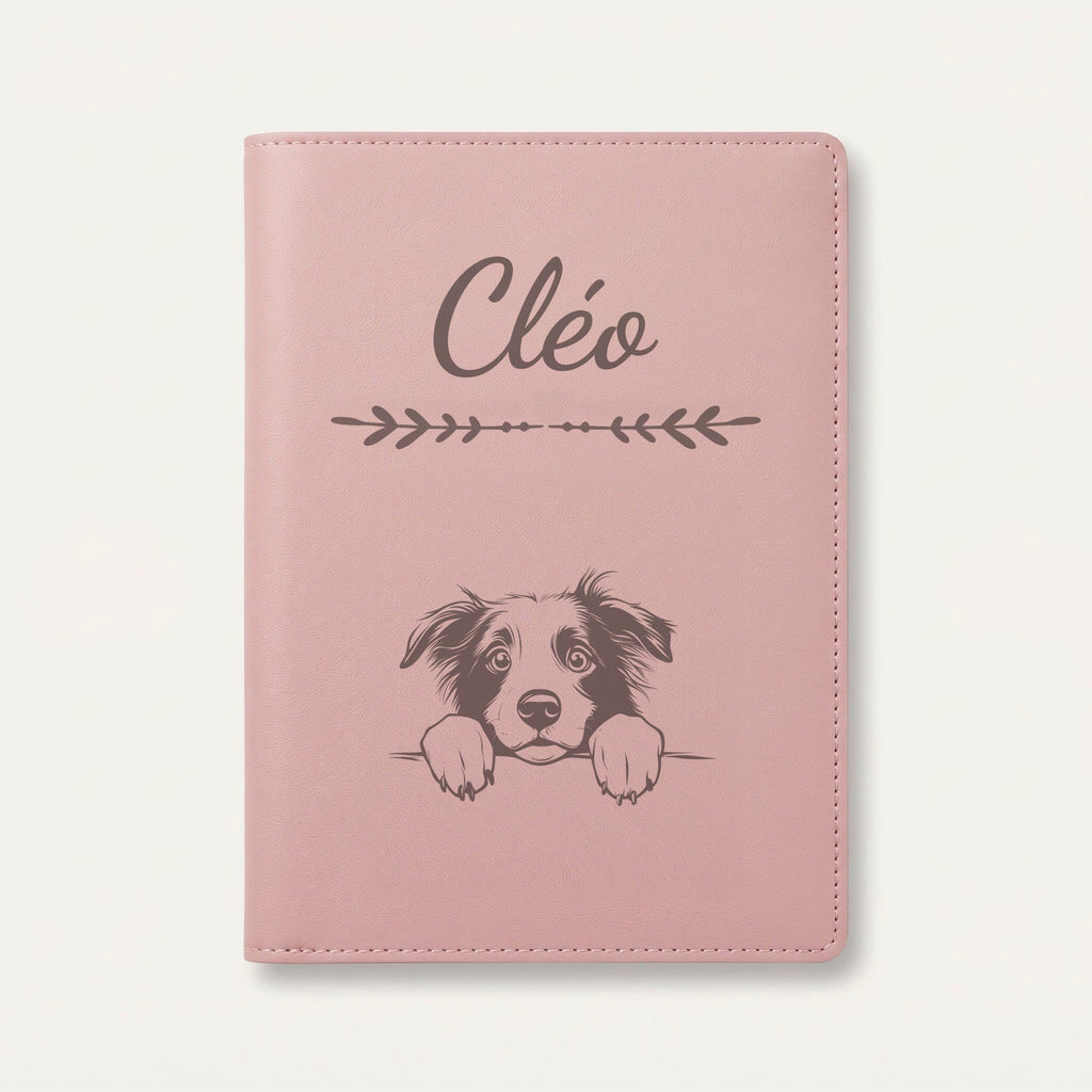 Protège carnet de santé chien personnalisé – Border collie — Rose dragée — Flèche — gravure « Cléo »